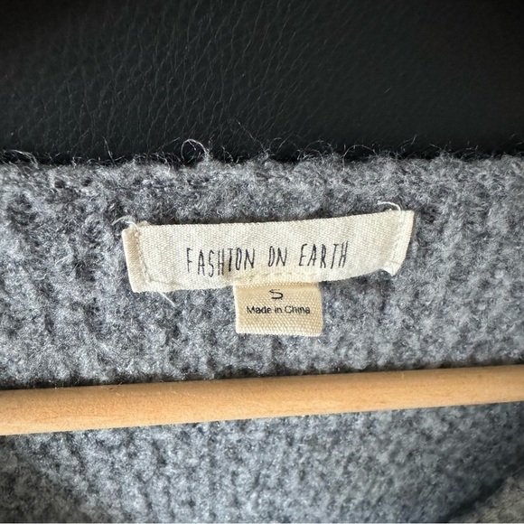 Fashion on Earth Women’s Gray Knit Sweater Size Small V-Neck High-Low Pullover - Picture 3 of 4